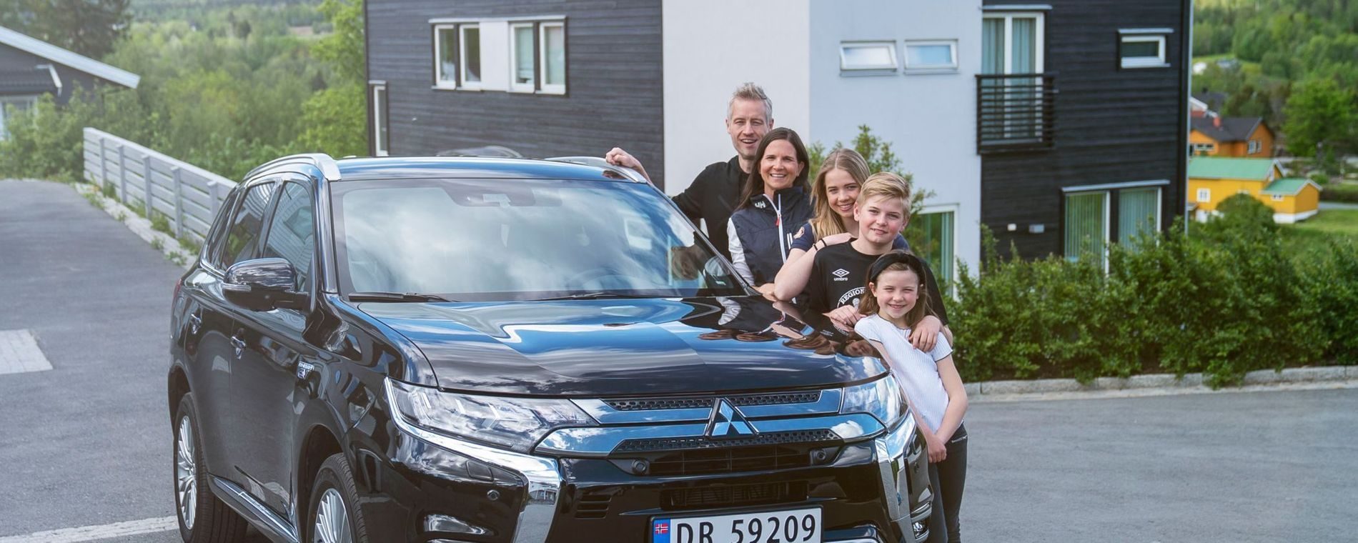 Familien Lindell foran Mistubishi Outlander