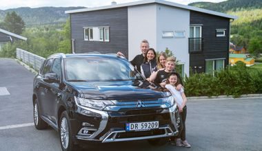 Familien Lindell foran Mistubishi Outlander