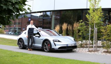 Porsche foran bygget på Billingstad