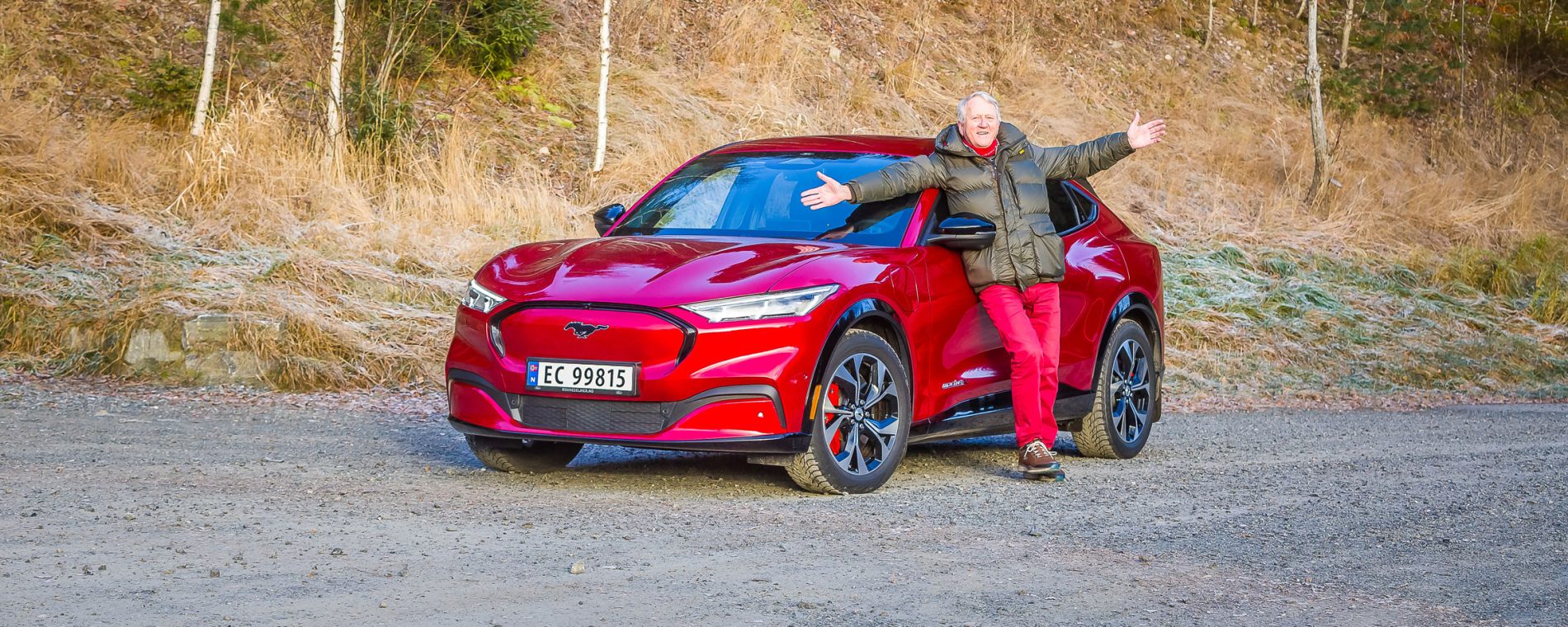 Dagfinn (78) foran sin røde Mustang Mach-E