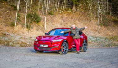 Dagfinn (78) foran sin røde Mustang Mach-E